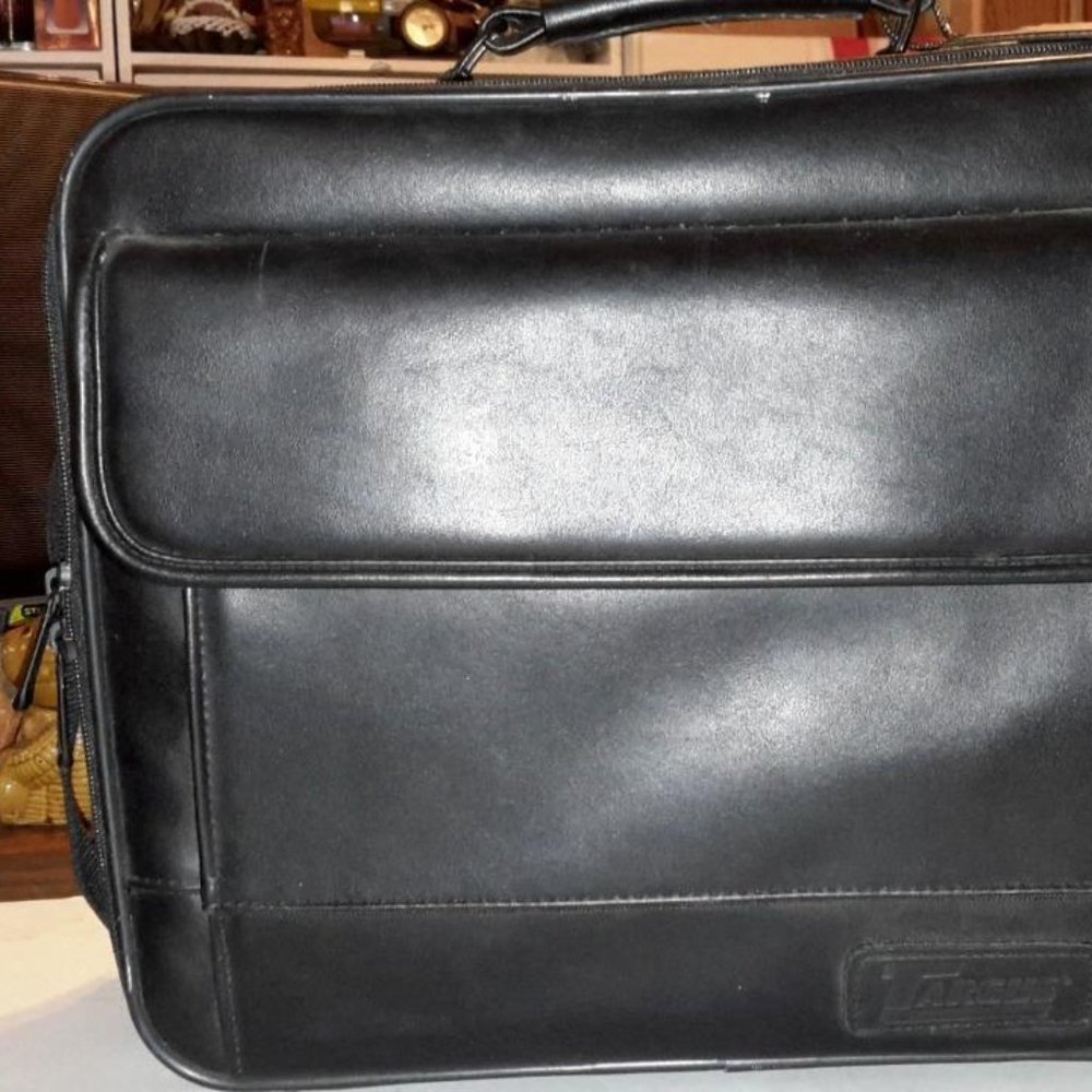 TARGUS OCU2 MULTI POCKET PADDED LAPTOP BLACK LEATHER BAG WITH SHOULDER STRAP